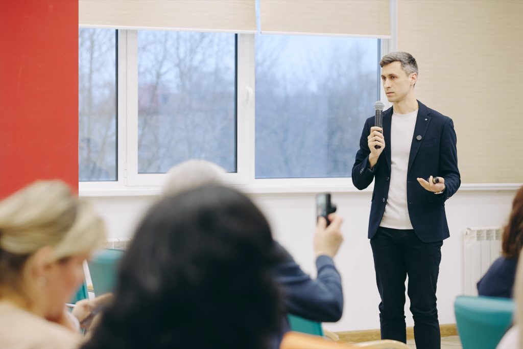 Руслан Гончаров выступает перед родителями