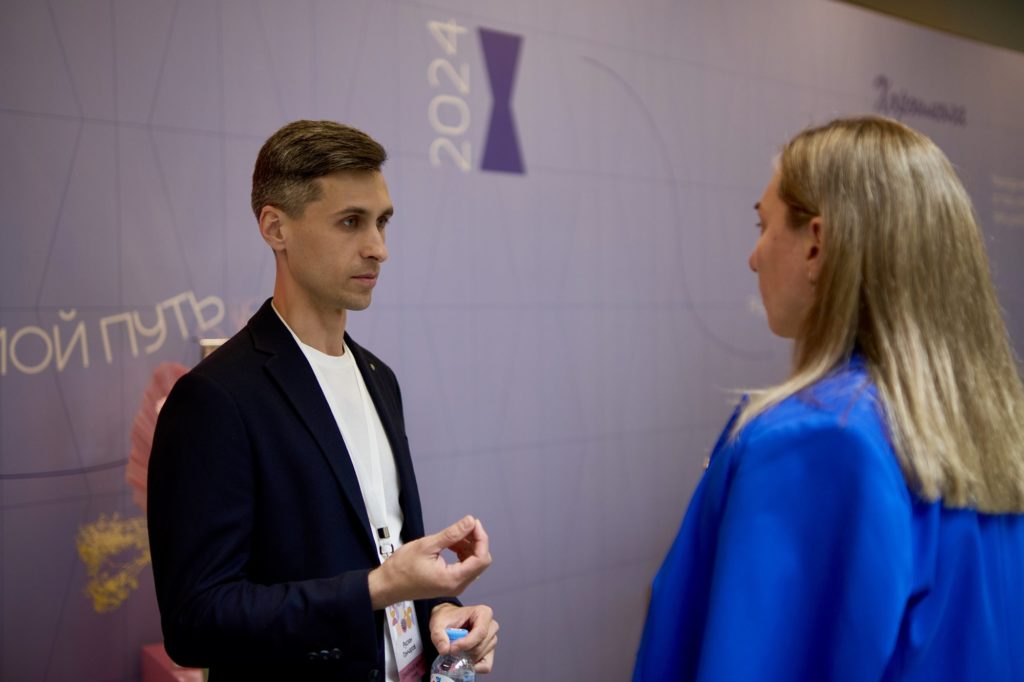Руслан Гончаров на консультации с родителем