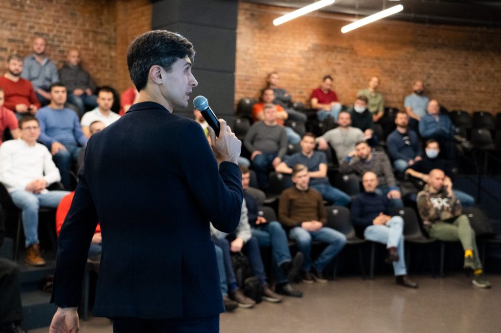 Руслан Гончаров выступает перед залом отцов